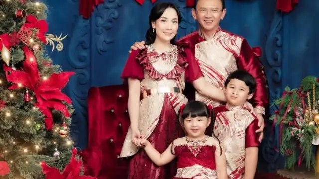 Gaya Kompak Keluarga Ahok Rayakan Natal dengan Pakaian Serba Merah. [@fdphotography90]
