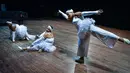 Anggota grup tari Danza Voluminosa saat tengah berlatih di Teater Nasional di Havana, 13 Januari 2016. Jika biasanya penari balet identik dengan wanita bertubuh kurus, grup tari di Kuba ini beranggotakan wanita bertubuh besar. (AFP PHOTO/ADALBERTO ROQUE)