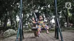Orangtua mendampingi anaknya bermain di RPTRA Meruya Utara, Jakarta, Selasa (25/1/2022). Berdasarkan survei Studi Status Gizi Indonesia, prevalensi stunting atau gizi buruk di Indonesia saat ini mencapai 24,4 persen. (merdeka.com/Iqbal S. Nugroho)