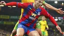 Pemain Norwich City Teemu Pukki (atas) berebut bola dengan pemain Crystal Palace Joachim Andersen pada pertandingan sepak bola Liga Inggris di Carrow Road, Norwich, Inggris, 9 Februari 2022. Pertandingan berakhir imbang 1-1. (Joe Giddens/PA via AP)