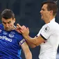 Gelandang Tottenham Hotspur, Giovani Lo Celso (berebut bola dengan bek Everton, Seamus Coleman pada lanjutan pertandingan Liga Inggris di Tottenham Stadium, Selasa (7/7/2020) dini hari. Tottenham Hotspur susah payah mengalahkan Everton 1-0. (Richard Heathcote/POOL/AFP)