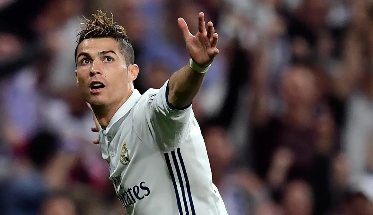  Cristiano Ronaldo (CR7) memborong tiga gol pada laga leg pertama semifinal Liga Champions melawan Atletico Madrid di Santiago Bernabeu, Rabu (3/5). CR7 berharap fans Madrid tak lagi mencemoohnya dengan siulan. (AFP Photo) 