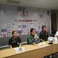 Ketua Asosiasi Sepak Bola Wanita Indonesia, Papat Yunisal (dua dari kiri), pada konferensi pers jelang Piala AFF U-1, 1-13 Mei 2018. (Liputan6.com/Indra Pratesta)