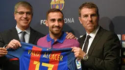 Pemain baru Barcelona, Paco Alcacer, memegang jersey Barca bersama Wakil Presiden Barcelona, Jordi Mestre. Bersama klub barunya, Paco Alcacer, akan mengenakan nomor punggung 17. (AFP/Lluis Gene)