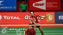Ganda campuran Indonesia, Tontowi/Liliyana (kanan) mengembalikan bola ke Ko Sung Hyun/Kim Ha Na di Total BWF World Championships 2015 di Istora Senayan, Jakarta, Jumat (14/8/2015). Tontowi/Liliyana unggul 21-8. 21-15. (Liputan6.com/Helmi Fithriansyah)