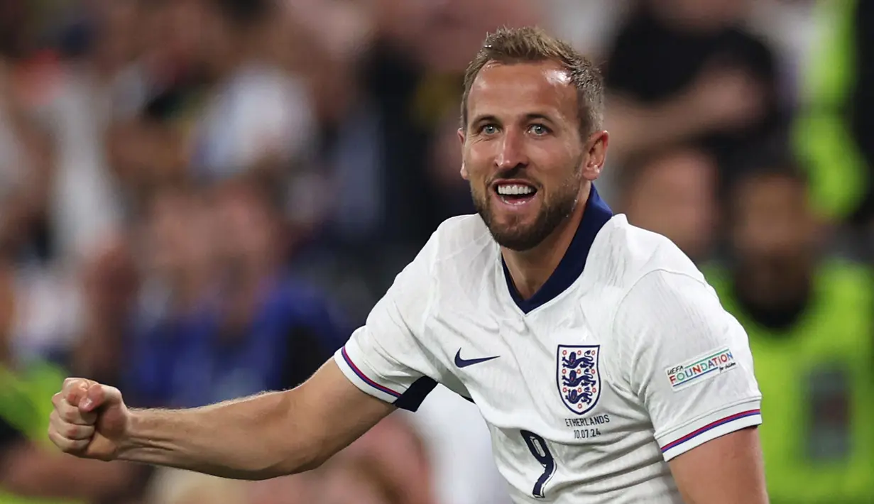 Penyerang Inggris, Harry Kane melakukan selebrasi setelah memenangkan pertandingan semifinal Euro 2024 melawan Belanda di BVB Stadion di Dortmund pada 10 Juli 2024. Di Euro 2024, Harry Kane berhasil mencetak tiga gol. Harry Kane berpeluang meraih gelar pencetak gol terbanyak mengingat Inggris akan berlaga di final Euro 2024 melawan Spanyol. (Adrian DENNIS/AFP)