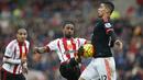 Penyerang Sunderland, Jermain Defoe, berebut  bola dengan bek Manchester United, Chris Smailing, pada laga Liga Inggris di Stadion Light, Inggris, Sabtu (13/2/2016). Sunderland berhasil menaklukan MU 2-1. (Reuters/Phil Noble)