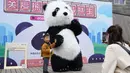 Para wisatawan menghadiri sebuah acara peringatan Hari Panda Internasional di Pusat Penelitian dan Penangkaran Panda Raksasa Chengdu di Chengdu, Provinsi Sichuan, China barat daya, pada 27 Oktober 2020. (Xinhua)