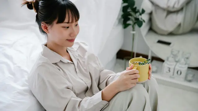 wanita maret tenang senyum