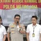 Kabid Humas Polda Metro Jaya Kombes Argo Yuwono (tengah) memberikan keterangan saat rilis kasus pengancaman pemenggalan terhadap Presiden Joko Widodo atau Jokowi di Mainhall PMJ, Jakarta, Senin (13/5/2019). Tersangka masih menjalani pemeriksaan intensif di Mapolda Metro Jaya. (Liputan6.com/Faizal Fa