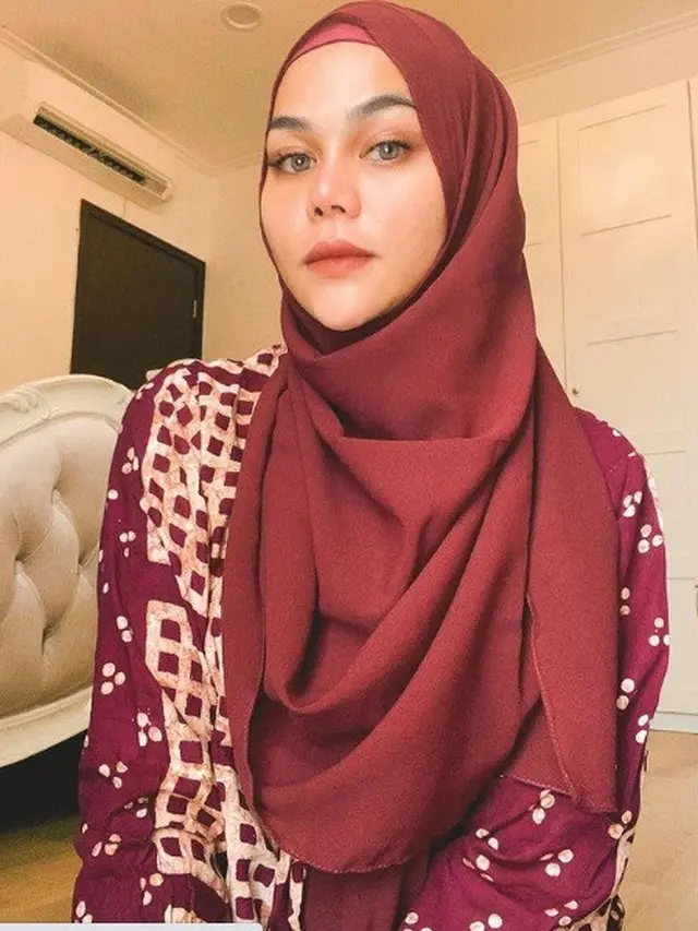 6 Potret DJ Katty Butterfly saat Pakai Mukena, Banjir Pujian
