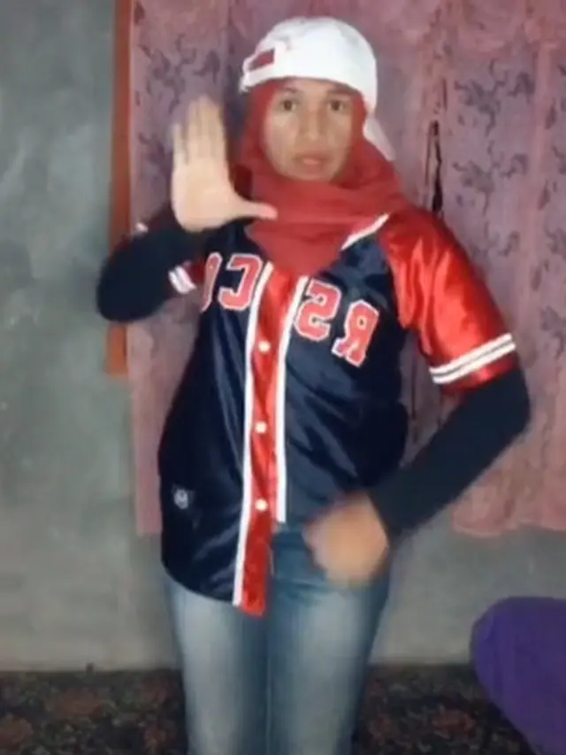 Jago Menari dan Nyanyi Rap, Aksi Guru Honorer Ini Curi Perhatian
