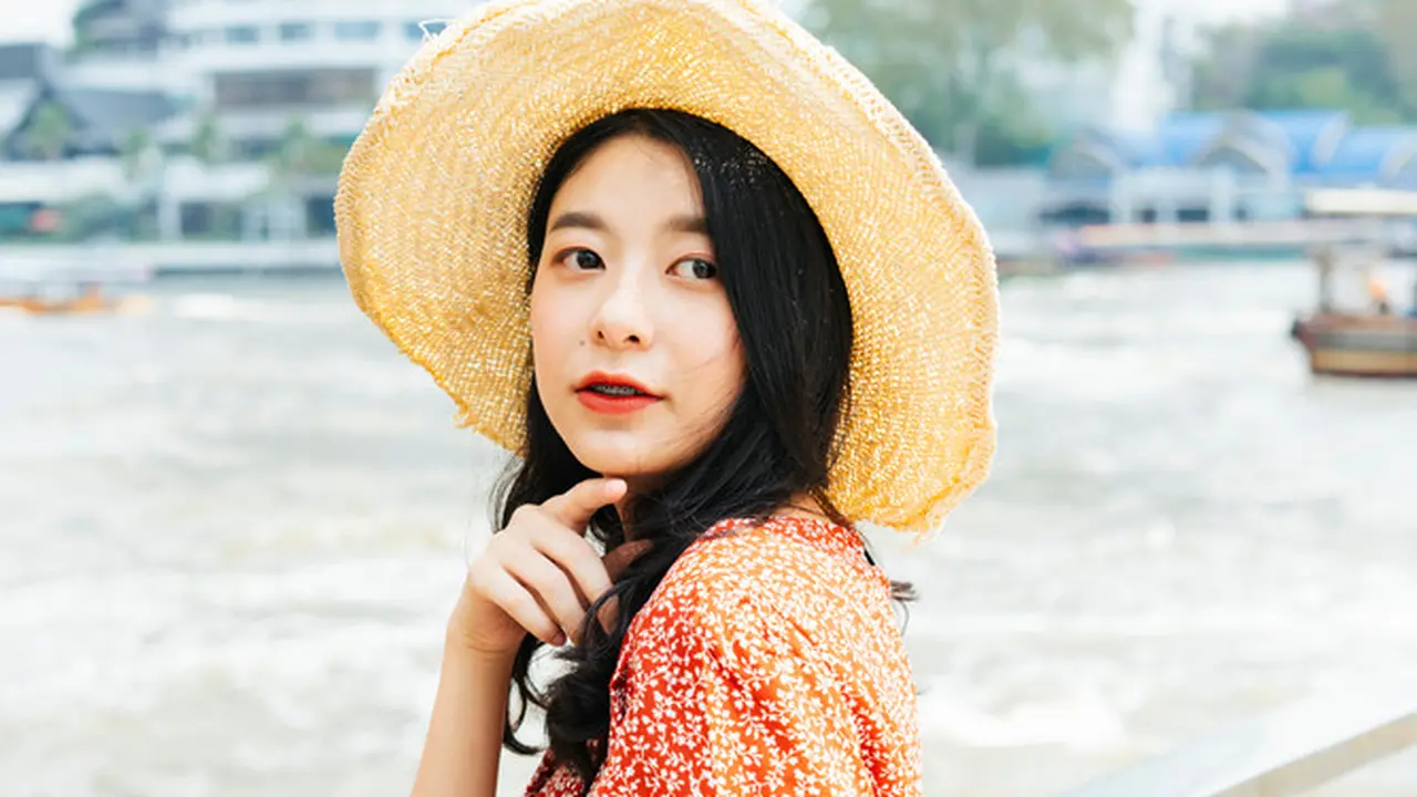 santai memakai topi pantai