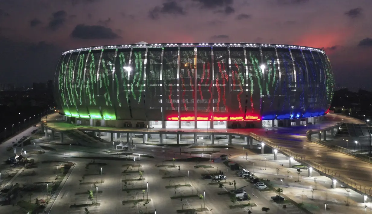 Foto udara memperilhatkan Jakarta International Stadium (JIS) yang baru didirikan untuk pertandingan sepak bola dan konser musik, di Jakarta pada 17 April 2022. Stadion termegah di Indonesia tersebut mampu menampung 82.000 penonton. (ADEK BERRY/AFP)