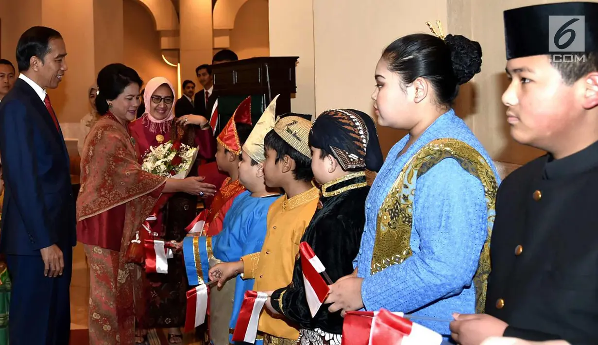 Presiden Joko Widodo dan Ibu Negara Iriana Joko Widodo bersalaman dengan anak-anak Indonesia yang tinggal di Pakistan di Hotel Serena (26/1). (Liputan6.com/Pool/Biro Pers Setpres)