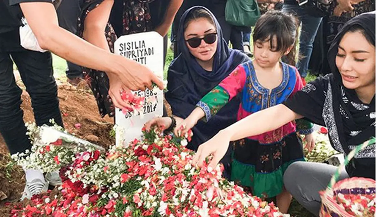 Tyas Mirasih baru saja berduka. Dalam foto yang diunggah kemarin, Tyas baru saja ditinggal kakak sepupunya selama-lamanya. Masih dalam suasana berduka, istri dari Raiden Soedjono itu juga tak luput dari komentar miring netizen. (Instagram/sealisyah)