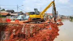 Alat berat dioperasikan untuk menyelesaikan proyek jalan raya Tol Bekasi Cawang dan Kampung Melayu (Becakayu) di tepian Kalimalang, Jakarta, Selasa (19/4). Pembangunan tol Becakayu ditargetkan selesai pada 2017. (Liputan6.com/Yoppy Renato)