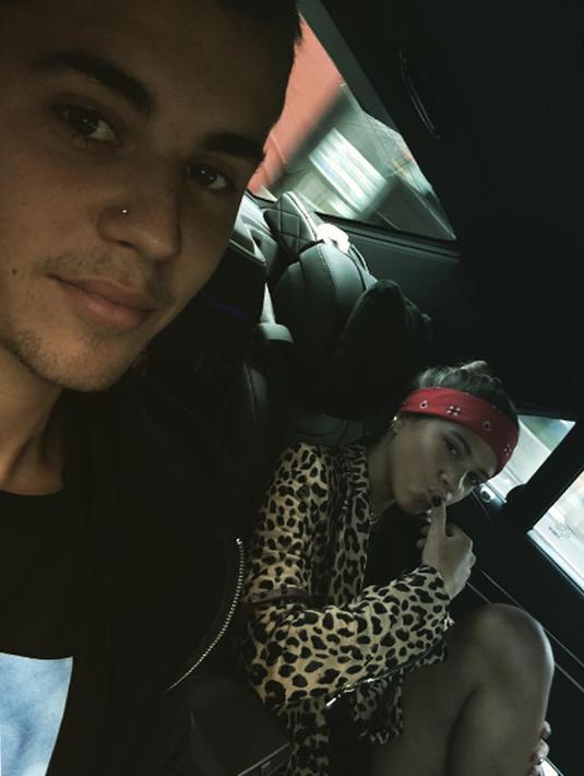 Justin Bieber foto bersama dengan model bernama Sofia Richie di dalam mobil, Jepang. Mantan kekasih Selena Gomez ini sudah resmi berpacaran dengan Sofia Richie yang tak lain adalah putri musisi legendaris Lionel Richie. (Instagram/justinbieber)