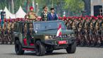 Presiden Republik Indonesia Joko Widodo didampingi Panglima TNI Jenderal TNI Agus Subiyanto (kedua kanan) dan komandan upacara Mayjen TNI Djon Afriandi (kiri) menginspeksi pasukan saat parade yang menandai ulang tahun ke-79 Tentara Nasional Indonesia di Lapangan Monumen Nasional (Monas) Jakarta, Sabtu, 5 Oktober 2024. (AP Photo/Tatan Syuflana)