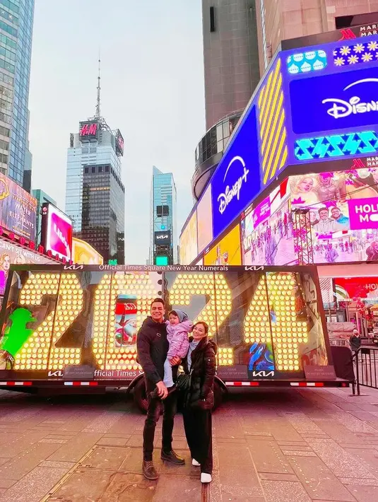 Asmirandah juga berlibur ke Amerika Serikat bersama keluarganya. Ia tampil mengenakan  padding jaket warna hitam serasi dengan celana dan tasnya. [@asmirandah89]