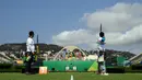 Pemanah Indonesia, Riau Ega Agatha (kanan) dan pemanah Korsel, Kim Woo-jin bersaing selama kompetisi cabang olahraga panahan Olimpiade 2016 di Rio De Janeiro, Senin (8/8). Riau Ega Agata berhasil maju ke babak 16 cabang panahan. (Jewel SAMAD/AFP)