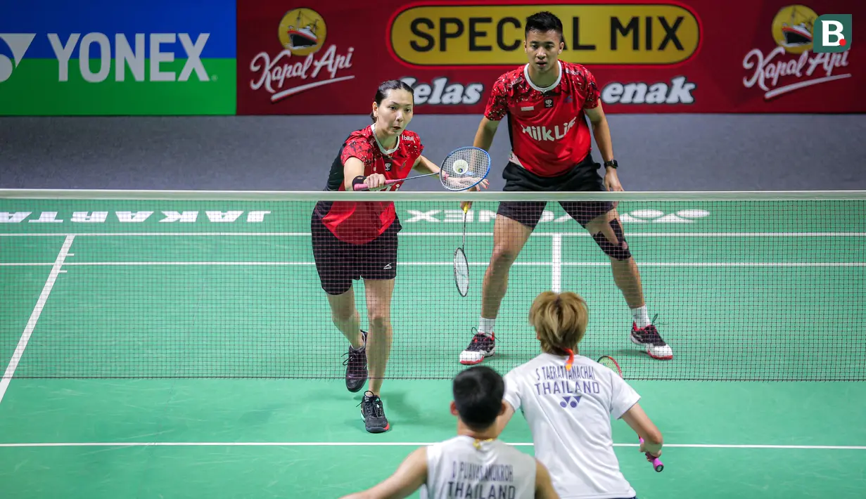 Pebulu tangkis ganda campuran Indonesia, Dejan Ferdinansyah/Gloria Emanuelle Widjaja mengembalikan kok ke arah pasangan Thailand, Dechapol Puavaranukroh/Sapsiree Taerattanachai pada babak perempat final Indonesia Open 2024 di Istora, Senayan, Jakarta, Jumat (07/06/2024). (Bola.com/Bagaskara Lazuardi)