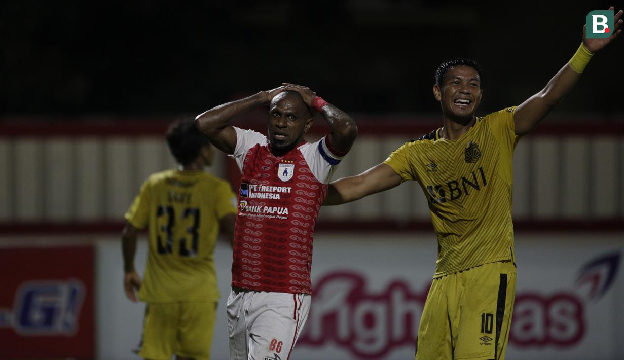 Striker Persipura, Boaz Solossa, tampak kecewa saat melawan Bhayangkara FC pada laga Liga 1 Indonesia di Stadion PTIK, Jakarta, Senin (18/11). Bhayangkara menang 2-0 atas Persipura. (Bola.com/Vitalis Yogi Trisna)