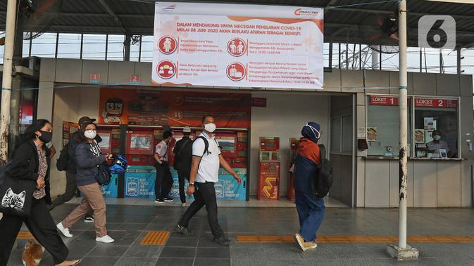 Sejumlah calon penumpang KRL Commuterline mengenakan masker di Stasiun Depok Lama, Depok, Jawa Barat, Selasa (9/6/2020). Stasiun Depok Lama terpantau lengang pada hari kedua dibukanya aktivitas perkantoran di Jakarta pada masa transisi Pembatasan Sosial Berskala Besar. (Liputan6.com/Herman Zakharia)