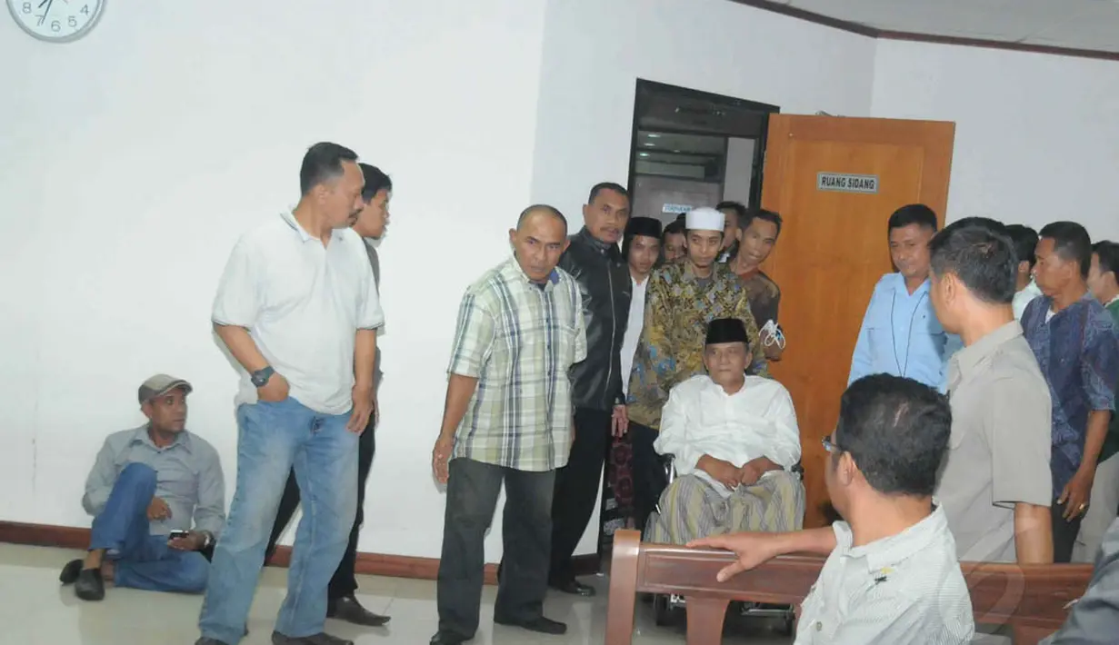 Pengasuh Pondok Pesantren Ali Maksum, Krapyak, Yogyakarta ini datang ke ruang sidang menggunakan kursi roda, Jakarta, (28/8/14). (Liputamn6.com/Herman Zakharia)