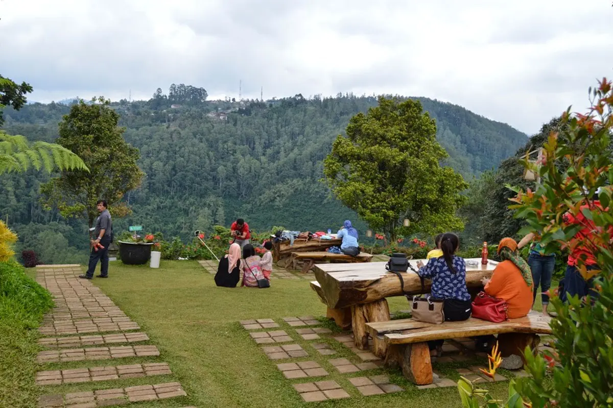 [Bintang] Manjakan Mata dan Perut dengan Makan di 'Kafe Bukit', Bandung
