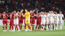 Para pemain Timnas Indonesia dan Vietnam saling berjabat tangan setelah berakhirnya laga leg pertama babak semifinal Piala AFF 2022 di Stadion Utama Gelora Bung Karno (SUGBK), Jumat (6/1/2023) sore WIB. Kedua tim kembali akan bertemu pada laga leg kedua tiga hari mendatang. (Bola.com/Bagaskara Lazuardi)