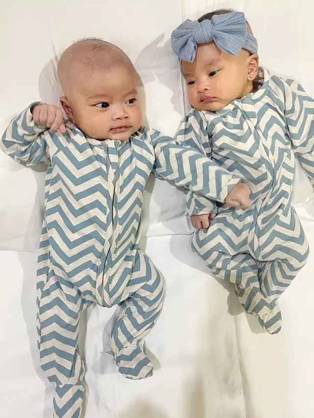 Kompak Pakai Baju Sama, Ini 6 Potret Anak Kembar Syahnaz Sadiqah Makin Gemas