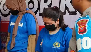 Dua bandar arisan lelang di Kota Bogor, Jawa Barat, ditangkap polisi karena diduga menipu sekitar 54 orang. Kerugian para korban ditaksir mencapai Rp2 miliar. (Liputan6.com/Achmad Sudarno)