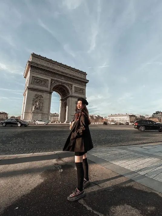 Jesselyn memiliki hobi traveling ke luar negeri. Salah satu negara yang pernah ia kunjungi adalah Prancis. Di Prancis, ia mengunjungi Arc de Triomphe yang ada di Paris. Gaya Jesselyn saat traveling ini kece dan membuat banyak fansnya terpukau. (Liputan6.com/IG/@jesselyn.mci8)