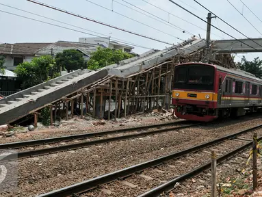 Proyek pembangunan jembatan penyeberangan orang (JPO) di Stasiun Pasar Minggu Baru, Jakarta (30/11). Proyek yang menghabiskan dana APBD sekitar Rp 800 juta merupakan upaya mengurangi angka kecelakaan di lintasan kereta api. (Liputan6.com/Yoppy Renato)