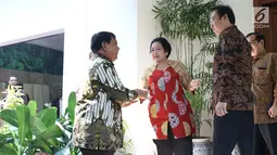 Ketua Umum Partai Gerindra Parbowo Subianto (kiri) menyalami Ketua Umum PDIP Megawati Soekarnoputri saat berkunjung ke kediaman Megawati di Jalan Teuku Umar, Jakarta, Rabu (24/7/2019). Prabowo tiba di rumah Megawati sekitar pukul 12.29 WIB. (Liputan6.com/Helmi Fithriansyah)
