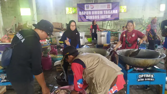 Dapur Umum Dinsos Jatim di ponpes Al-Khoziny