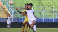 Pemain muda Arema FC Titan Fawazzi saat uji coba melawan Akademi Arema U-20, di Stadion Kanjuruhan, Kabupaten Malang, Jumat (16/10/2020). (Bola.com/Iwan Setiawan)