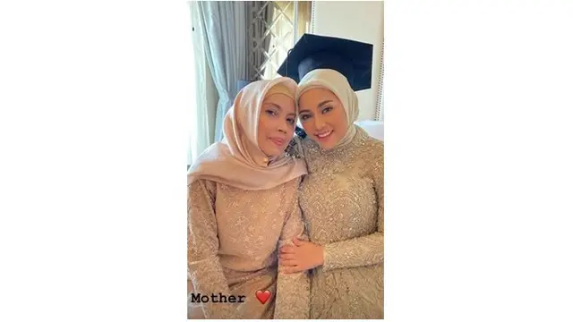 Potret Rachel Vennya bersama ibu mertua, keduanya kompak mengenakan kebaya dengan warna senada.
