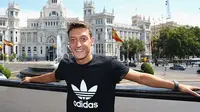 Ozil Rayakan Ultah Tanpa sang Kekasih