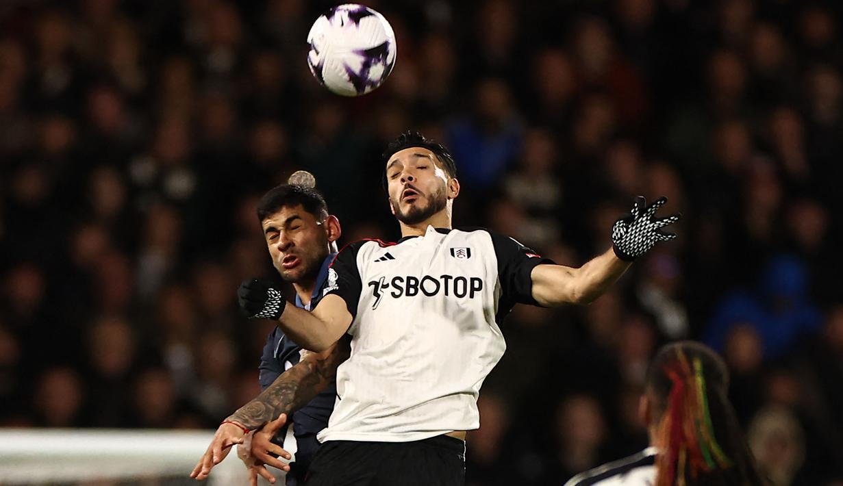 Striker asal Meksiko berusia 33 tahun kelahiran 5 Mei September 1991, Raul Jimenez saat ini tengah menjalani musim kedua bersama Fulham di Premier League. Fulham menjadi klub keduanya di Premier League setelah sebelumya sempat membela Wolverhampton Wanderers mulai 2018/2019. Hingga kini ia telah bermain dalam 161 laga di Premier League dengan torehan 47 gol dan 18 assist. (AFP/Henry Nicholls)