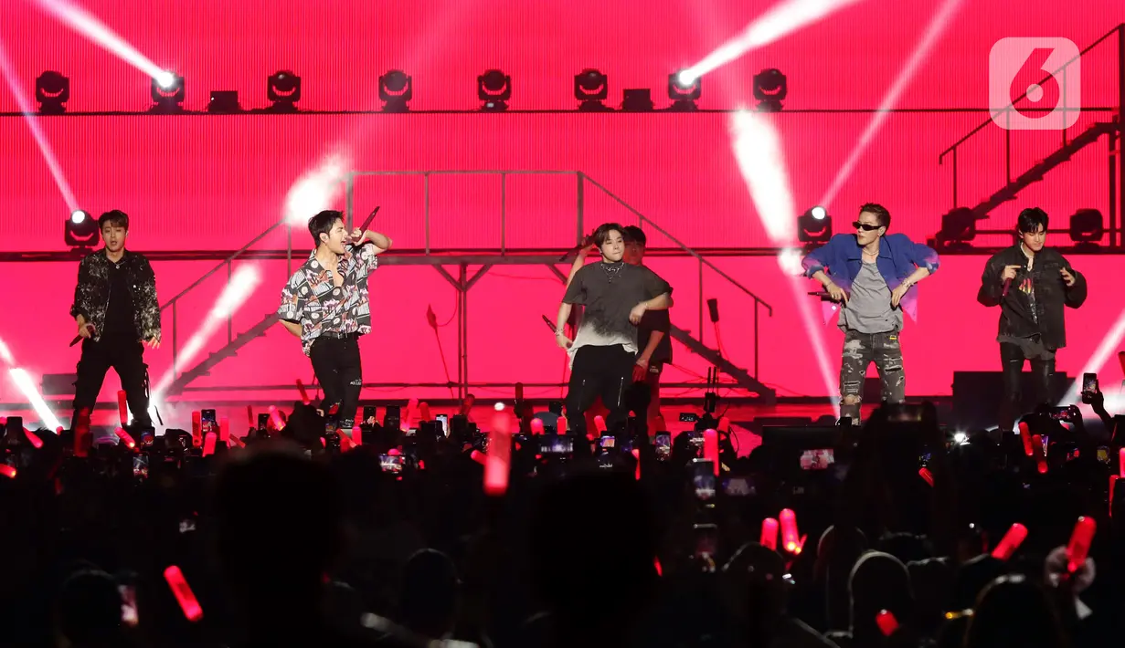 Kelompok penyanyi pria asal Korea Selatan, iKON saat tampil di panggung JISPHORIA yang digelar di Jakarta International Stadium (JIS), Sabtu (1/10/2022). iKON tampil membawakan lagu-lagu hitnya di panggung JISPHORIA. (Liputan6.com/Helmi Fithriansyah)