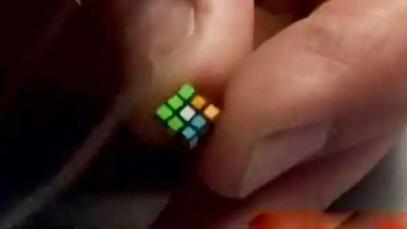 Jendela Dunia: Pria Inggris Selesaikan Rubik Terkecil di Dunia