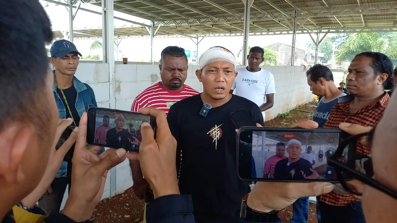 Heri Zaenal Effendi saat menjelaskan terkait penyerangan yang dialaminya oleh OTK di Pasar Kambing, Cimanggis, Depok.