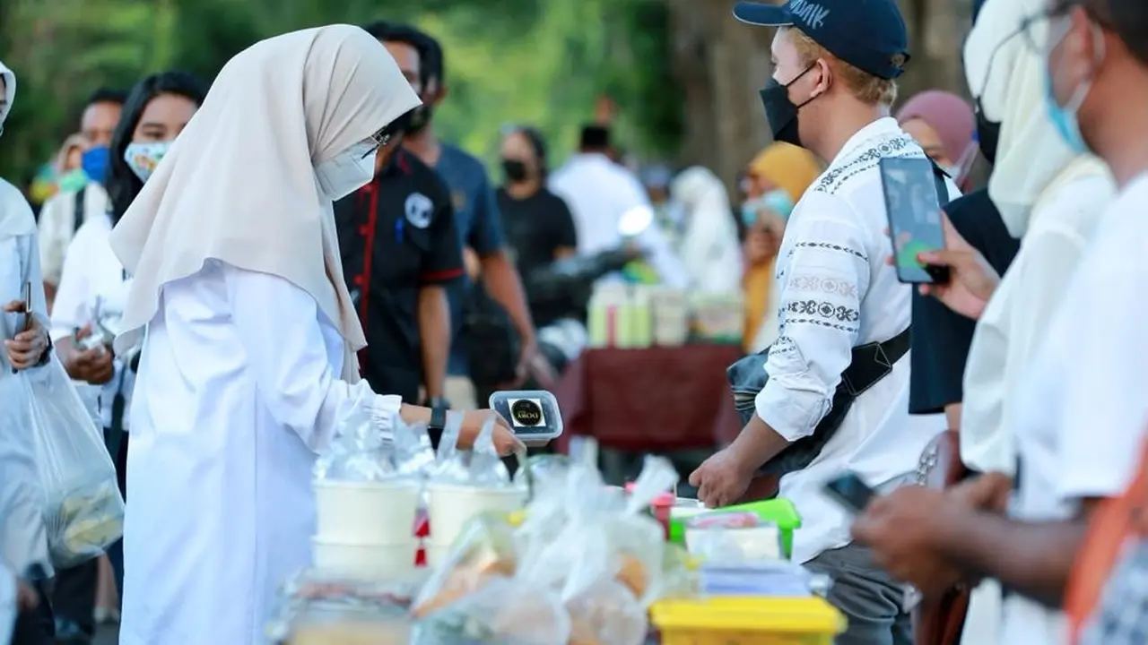 Bupati Banyuwangi Ipuk Fiestiandani membeli jajalan takjil di pasar Takjil Ramadhan pada tahun 2021lalu. (Istimewa)wa)