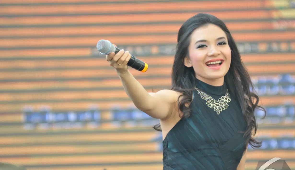  Ika Putri saat ikut meramaikan Perayaan HAM Sedunia yang digelar Komnas HAM di Jalan Latuharhary, Jakarta, Rabu (10/12/2014). (Liputan6.com/Panji Diksana)