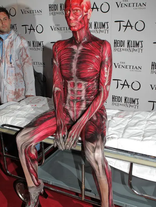 Masih di tahun 2011, Heidi Klum bahkan menjadi tubuh manusia. Tak tanggung-tanggung, ia meminta beberapa orang pria berpakaian seperti ahli bedah untuk mendorongnya keluar, agar ia tak perlu bergerak. [Foto: The Good House Keeping]