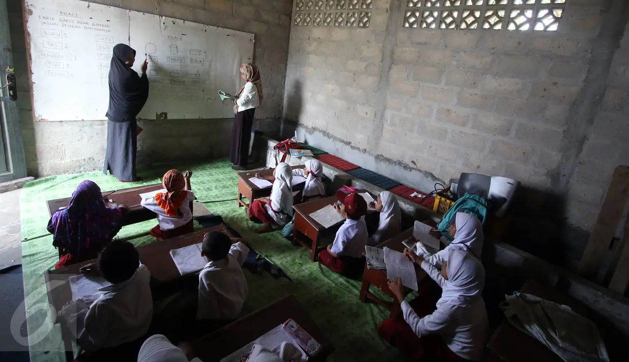 Suasana kegiatan belajar mengajar di Sekolah Terbuka, Kampung Manggar, Balikpapan, Kaltim, Kamis (29/10). Minimnya fasilitas, membuat murid SD terpaksa melakukan kegiatan belajar di gudang bekas penyimpanan rumput laut. (Liputan6.com/Immanuel Antonius)