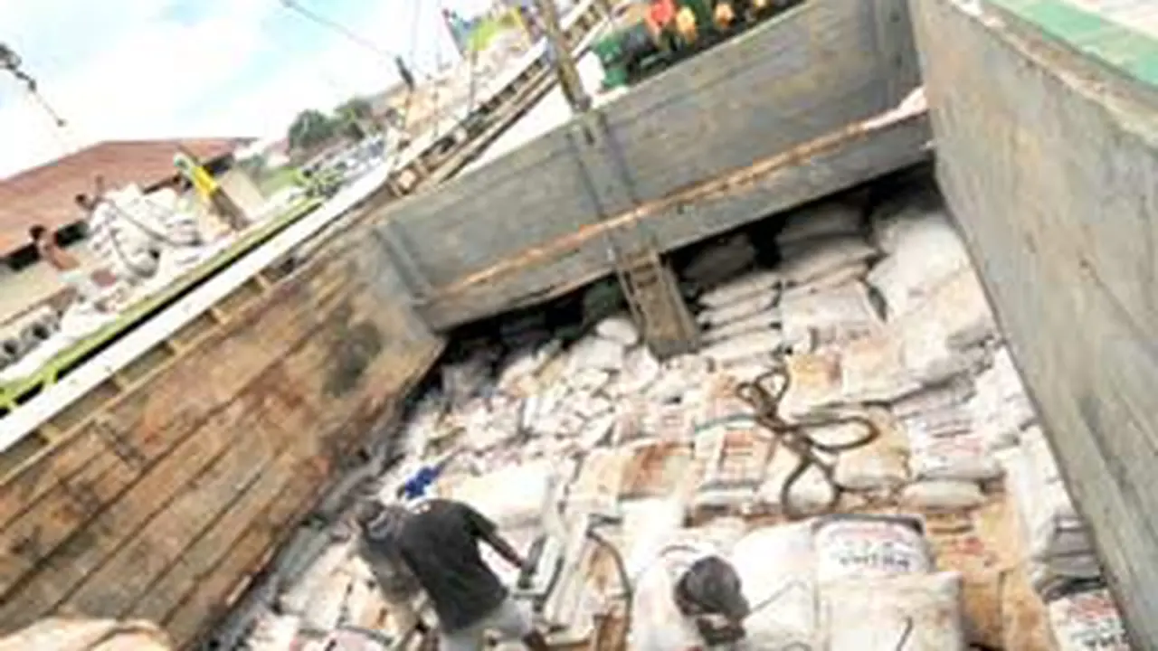 111128cfoto_pupuk-subsidi.jpg