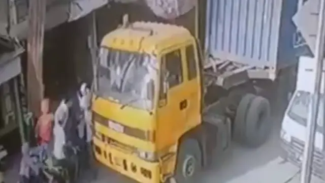 Video viral rombongan pengawal mobil jenazah menganiaya sopir truk kontainer